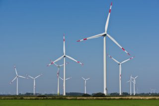 Windkraftanlagen in Norddeutschland in der Nähe von Heide in Schleswig-Holstein